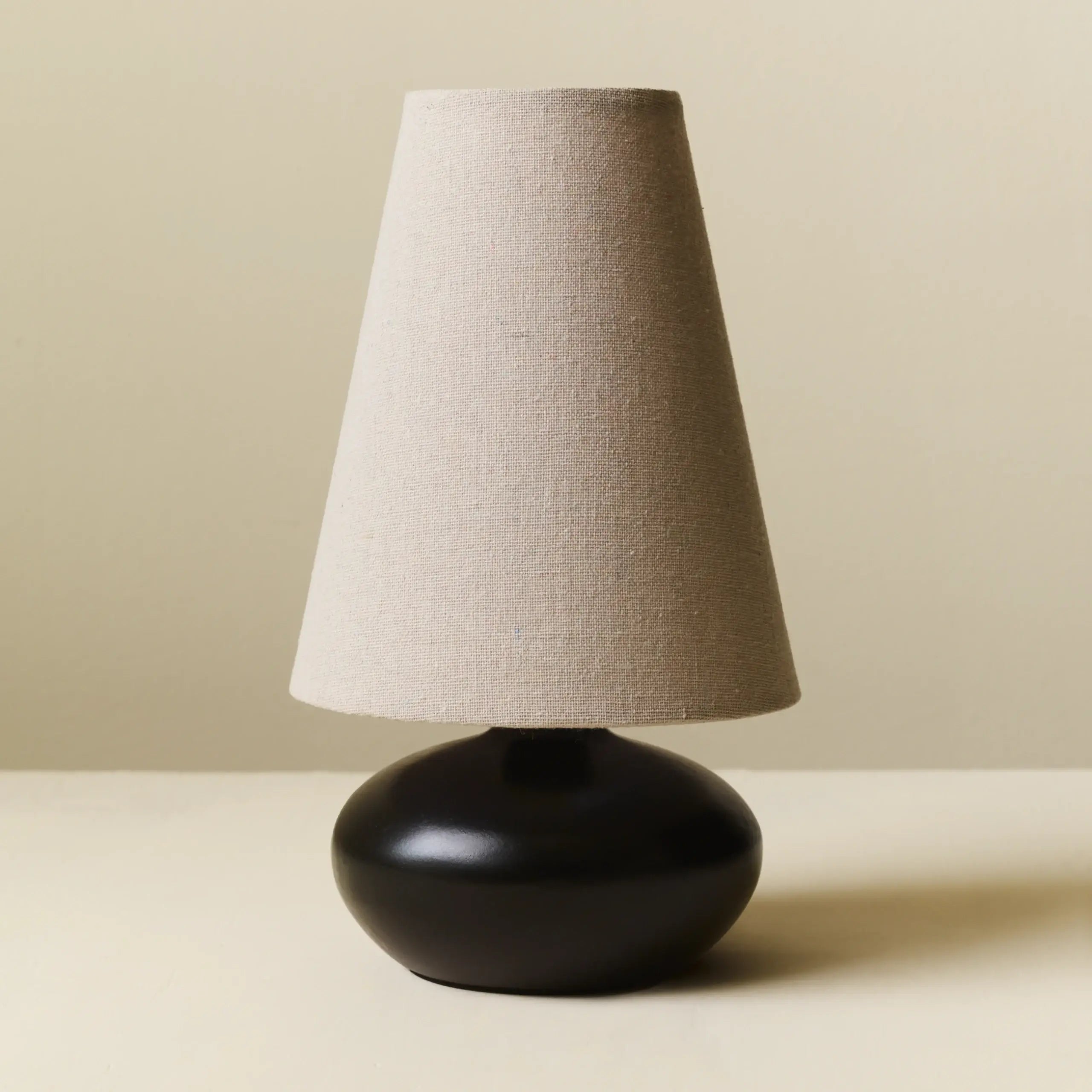 Olivia Linen Small Table Lamp: Natural / Lacquered Black